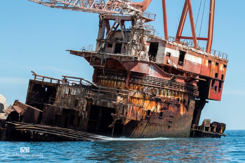 Bos 400 Crane Barge Shipwreck